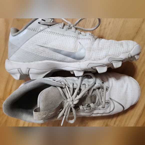 Nike Football Cleats - Picture 3 of 4